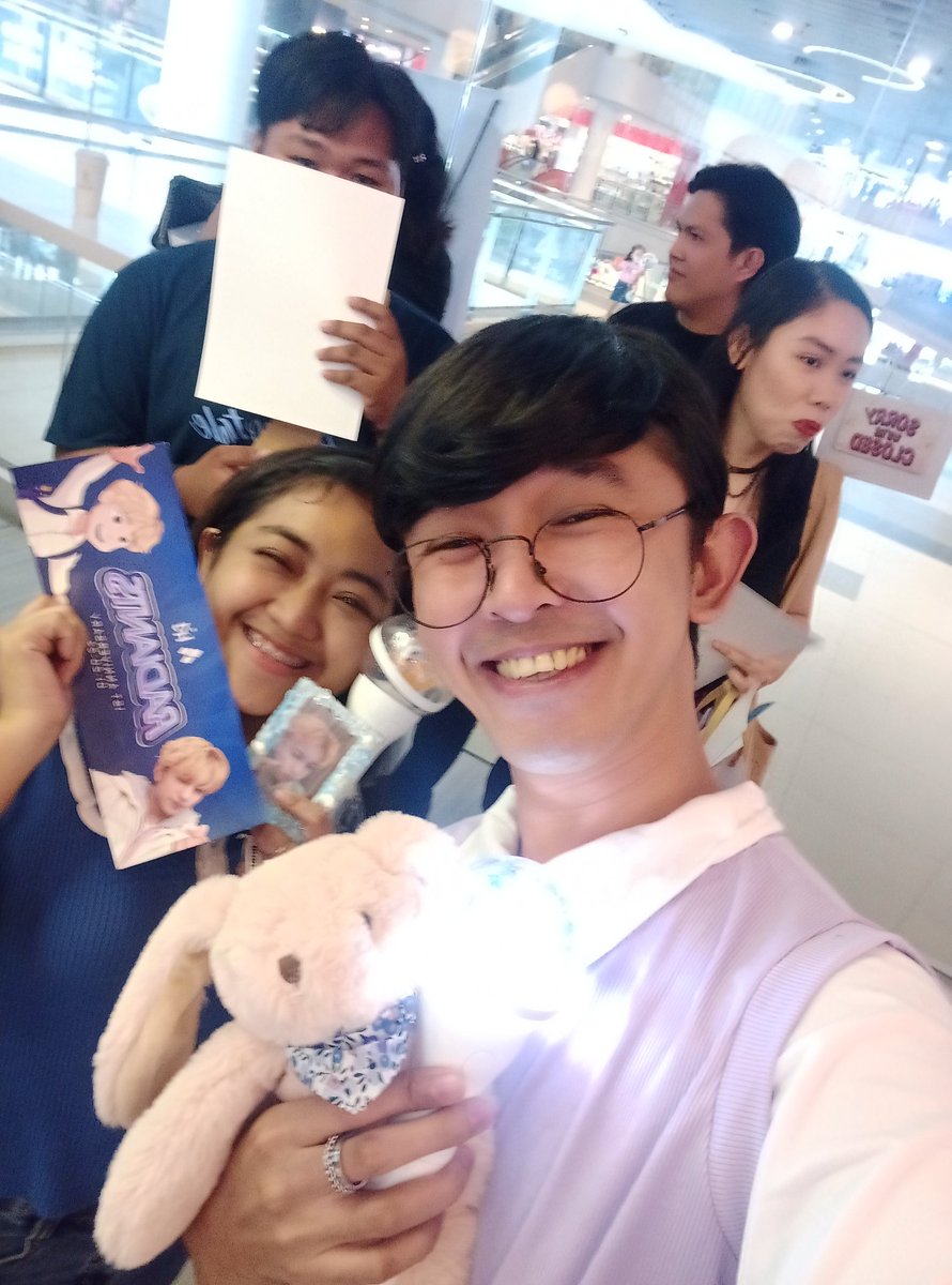 violetkim21_'s tweet photo. Hiiii @vinstertonkatol and @HORI7ONs_noona ๐๐๐
#HORI7ON
#RadiantYearWithMarcus
#Radiants1stAnniversary
#RadiantSelcaDay
#MARCUS #๋ง์ปค์ค
@HORI7ON_twt
@HORI7ONofficial https://t.co/QzFf5bOjyz