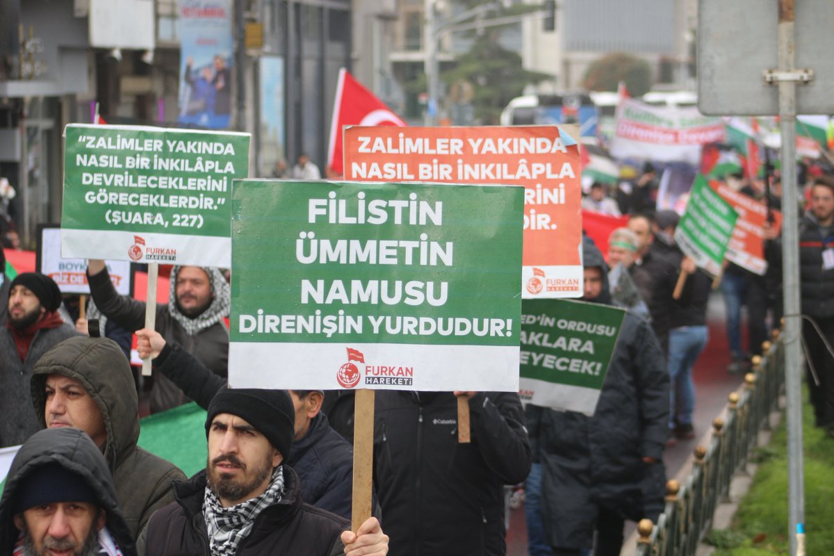 furkanhareketi's tweet photo. Filistin Diren Zafer Senindir! 🇵🇸

"Filistin'i Desteklemek, İsrail'i Protesto Etmek" için düzenlenen büyük Filistin yürüyüşü Alparslan Kuytul Hocaefendi ve binlerce vatandaş eşliğinde sloganlarla devam ediyor.

FilistinYürüyüşü istanbulda 
#FurkanHareketi
#StandUpForPalestine https://t.co/a3yIcQj70k