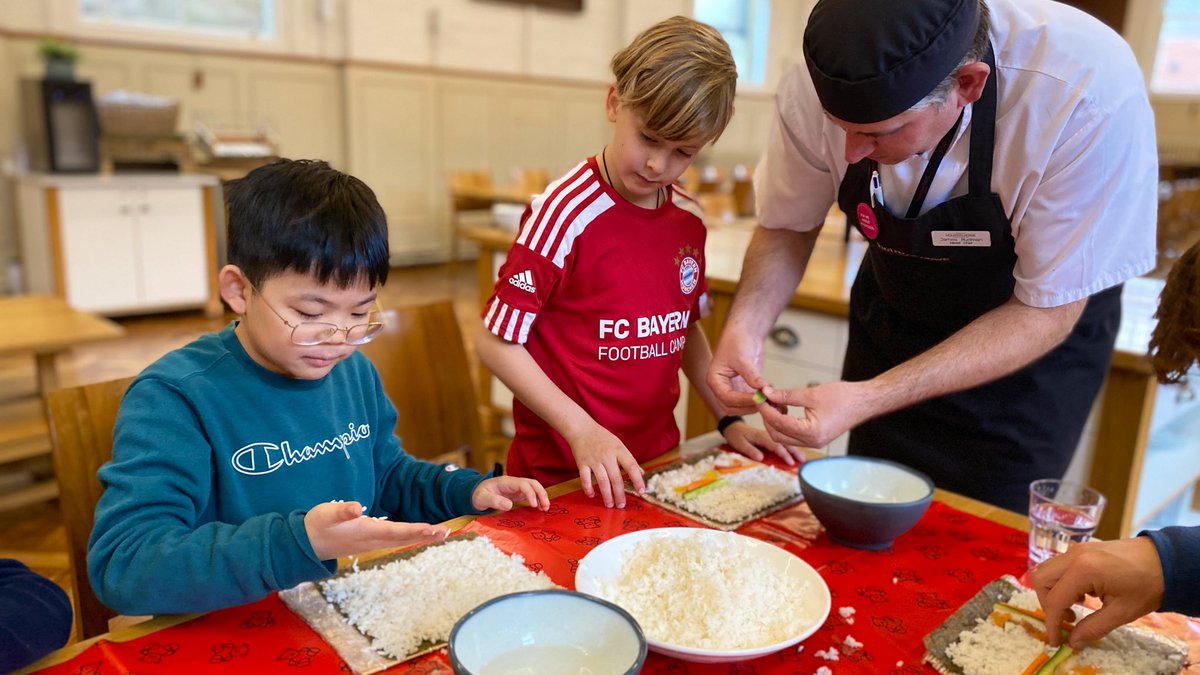 SFSOxford's tweet image. The sushi rolls for break snacks this morning tasted even better as the boys had made them all themselves! Thanks to Head Chef James for such a fun activity. #sushi #iloveboarding #boardingweekend