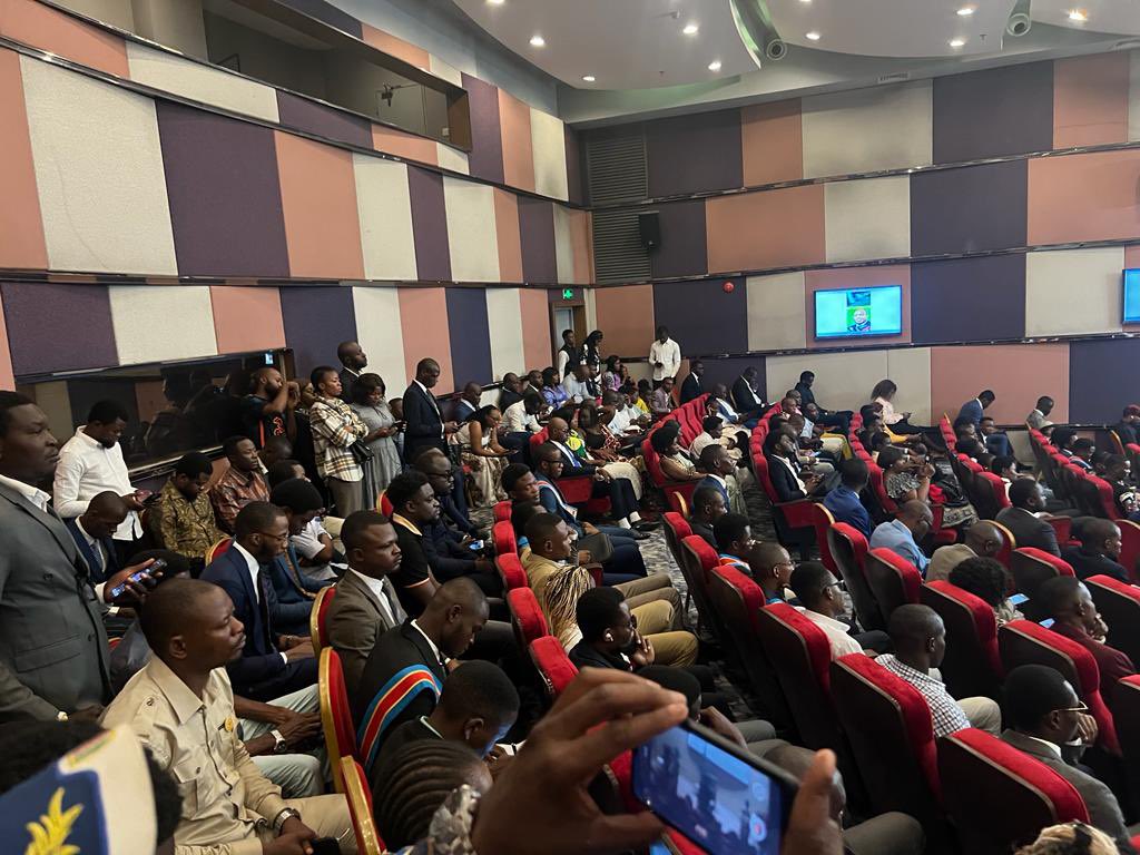 IGIHE's tweet photo. 🚨𝐀𝐌𝐀𝐊𝐔𝐑𝐔 𝐀𝐆𝐄𝐙𝐖𝐄𝐇𝐎🚨

Perezida w’u Burundi, Evariste Ndayishimiye yunze mu rya mugenzi we Felix Tshisekedi, yiyemeza gutanga umusanzu  mu guhirika ubutegetsi bw’u Rwanda mu cyo yise ‘kubohora urubyiruko rwagizwe imfungwa’.

Aya magambo ya Ndayishimiye y’ubushotoranyi ku Rwanda yayavuze kuri iki Cyumweru, mu kiganiro yagiranye n’urubyiruko rusaga 500  i Kinshasa muri Repubulika Iharanira Demokarasi ya Congo.