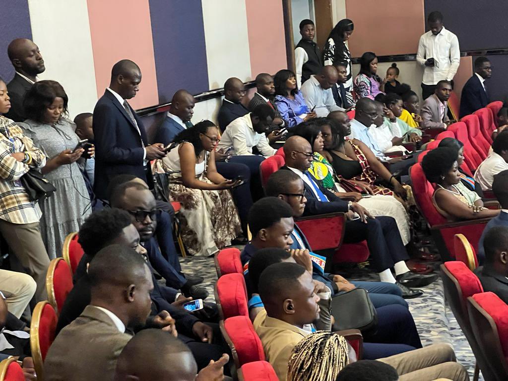 IGIHE's tweet photo. 🚨𝐀𝐌𝐀𝐊𝐔𝐑𝐔 𝐀𝐆𝐄𝐙𝐖𝐄𝐇𝐎🚨

Perezida w’u Burundi, Evariste Ndayishimiye yunze mu rya mugenzi we Felix Tshisekedi, yiyemeza gutanga umusanzu  mu guhirika ubutegetsi bw’u Rwanda mu cyo yise ‘kubohora urubyiruko rwagizwe imfungwa’.

Aya magambo ya Ndayishimiye y’ubushotoranyi ku Rwanda yayavuze kuri iki Cyumweru, mu kiganiro yagiranye n’urubyiruko rusaga 500  i Kinshasa muri Repubulika Iharanira Demokarasi ya Congo.