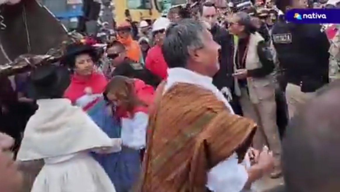JulioTalledoV's tweet photo. La persona que lanzaba caramelos junto a Dina Boluarte es Wilfredo Oscorima, gobernador de Ayacucho. En el 2015 estuvo prófugo varios meses; ofrecieron S/50 mil por su ubicación. En el 2016 intentó dar un soborno para evitar su detención. Estuvo más de un año en el penal de Ica. https://t.co/PM2BPoBAfs