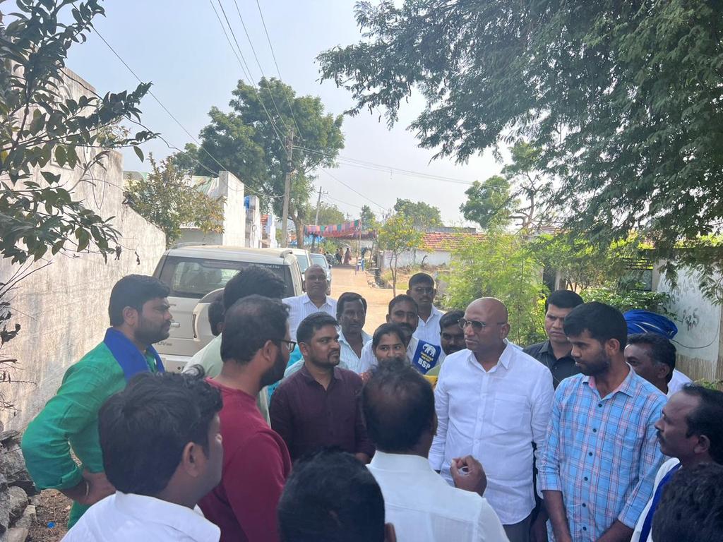 RSPFollower's tweet photo. మీడియా ప్రకటన
తేదీ:21-01-2024 
సైదాపూర్ 

👉 బొడిగె గాలన్న మృతి తీరని లోటు: బీఎస్పీ రాష్ట్ర అధ్యక్షులు డా.ఆర్.ఎస్ ప్రవీణ్ కుమార్ 

చొప్పదండి మాజీ ఎమ్మెల్యే బొడిగె శోభ భర్త మాజీ పీపుల్స్ వార్ నేత,తెలంగాణ ఉద్యమకారులు గాలన్న మృతి తీరని లోటని బహుజన్ సమాజ్ పార్టీ రాష్ట్ర అధ్యక్షులు డా.ఆర్.ఎస్.ప్రవీణ్ కుమార్ అన్నారు. ఆదివారం సైదాపూర్ మండలం వెంకటేశ్వర్లపల్లిలో బొడిగె శోభ కుటుంబాన్ని పరామర్శించి ఆయన చిత్రపటానికి పూలమాలలు వేసే నివాళులర్పించారు.అనంతరం మాట్లాడుతూ గాలన్న చిన్నతనం నుంచే పేద ప్రజల సమస్యలపై పోరాటం చేస్తూ, వామపక్ష ఉద్యమాలలో పనిచేశారని గుర్తచేశారు. గత కొన్ని రోజులుగా అనారోగ్యంతో బాధపడుతూ గాలన్న తుది శ్వాస విడిచిన విషయం తెలిసిందే.

#IamRSP #BSP4Telangana @RSPraveenSwaero @BITCELL_BSP