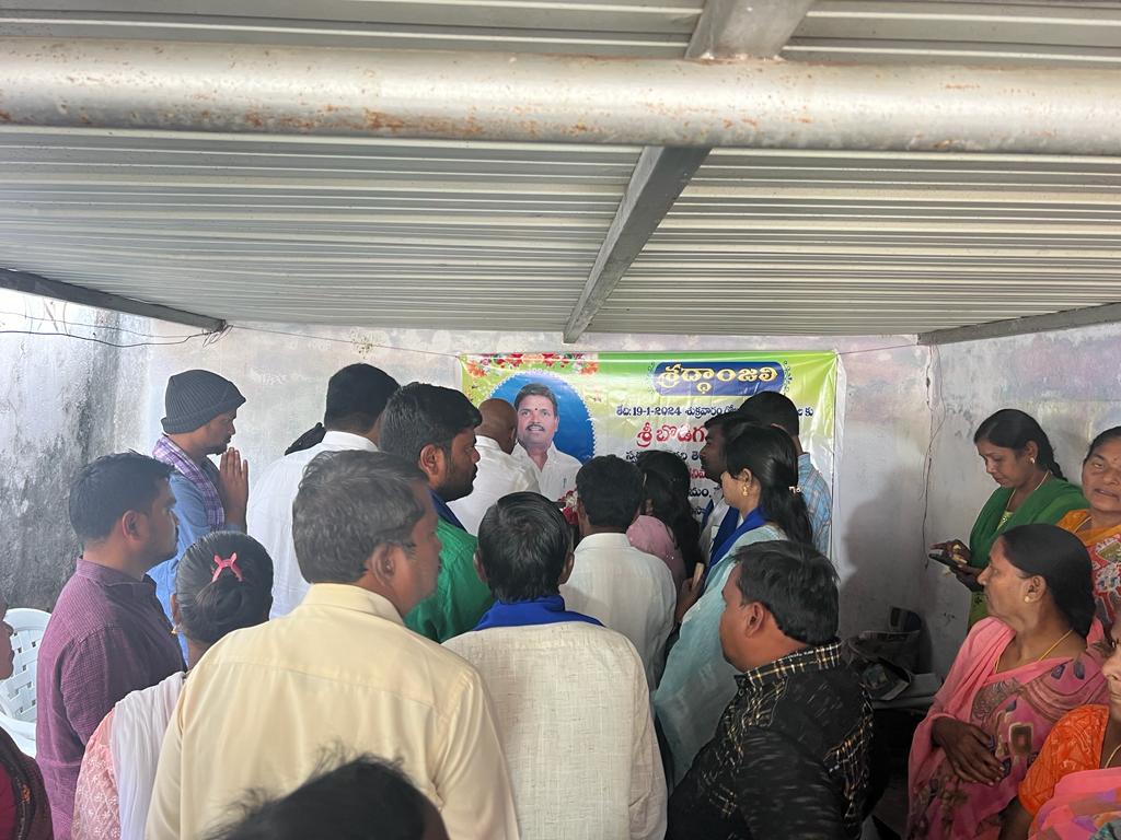 RSPFollower's tweet photo. మీడియా ప్రకటన
తేదీ:21-01-2024 
సైదాపూర్ 

👉 బొడిగె గాలన్న మృతి తీరని లోటు: బీఎస్పీ రాష్ట్ర అధ్యక్షులు డా.ఆర్.ఎస్ ప్రవీణ్ కుమార్ 

చొప్పదండి మాజీ ఎమ్మెల్యే బొడిగె శోభ భర్త మాజీ పీపుల్స్ వార్ నేత,తెలంగాణ ఉద్యమకారులు గాలన్న మృతి తీరని లోటని బహుజన్ సమాజ్ పార్టీ రాష్ట్ర అధ్యక్షులు డా.ఆర్.ఎస్.ప్రవీణ్ కుమార్ అన్నారు. ఆదివారం సైదాపూర్ మండలం వెంకటేశ్వర్లపల్లిలో బొడిగె శోభ కుటుంబాన్ని పరామర్శించి ఆయన చిత్రపటానికి పూలమాలలు వేసే నివాళులర్పించారు.అనంతరం మాట్లాడుతూ గాలన్న చిన్నతనం నుంచే పేద ప్రజల సమస్యలపై పోరాటం చేస్తూ, వామపక్ష ఉద్యమాలలో పనిచేశారని గుర్తచేశారు. గత కొన్ని రోజులుగా అనారోగ్యంతో బాధపడుతూ గాలన్న తుది శ్వాస విడిచిన విషయం తెలిసిందే.

#IamRSP #BSP4Telangana @RSPraveenSwaero @BITCELL_BSP