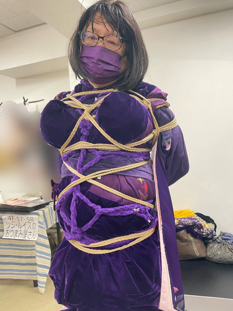 nennnekonawa83's tweet photo. #フェチフェス24 #FF24 #FETIFEST24 #緊縛体験　#振袖ねんねこ半纏重ね着女装　#自縛　#留菱縄
今日はフェチフェスでした。😊👍
天候は生憎の雨☔ですが、会場は熱気に包まれてました。
5縛目
Ecole&amp;Yoridokoro のKanaさんに縛って頂きました。 https://t.co/UDnE9PtSWN
