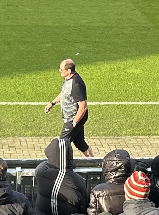 SprossDirnen's tweet photo. Der Fitness-Coach des #FCK hatte gestern beim Spiel St. #Pauli gegen #Kaiserslautern Hitze... 😂 #fcspfck https://t.co/ussGcfbVGN