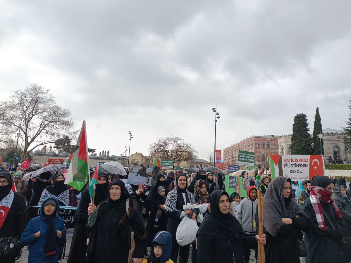 furkanhabernet's tweet photo. Yağmura Rağmen Binlerce Kişi Filistin İçin Yürüyor❗
İstanbul Saraçhane'de binlerce kişi yağmura ve soğuk havaya rağmen "Filistin'e Destek İsrail Soykırımını Protesto Yürüyüşü"ne katıldı
Yürüyüşün ardından Beyazıt Meydanında toplanıldı

#StandUpForPalestin
https://t.co/yEQwgniHBo https://t.co/c1Nc5249eN