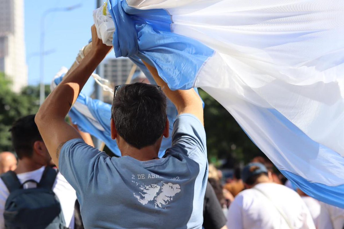 📢 ARGENTINA NO ESTÁ EN VENTA 

Nuestro Frente de Juventud participó de la movilización a la Asociación Argentina Empresarial, visibilizando y denunciando a quienes son autores y principales beneficiarios del DNU y la Ley Ómnibus. 

#LaPatriaNoSeVende
#ParoGeneral