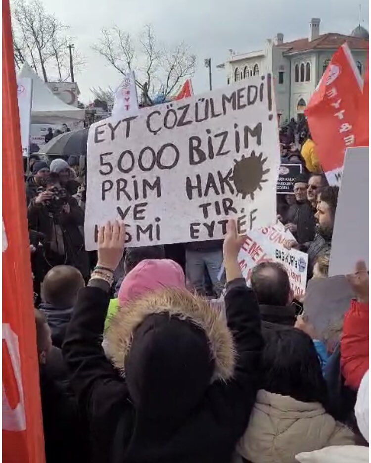 Arkadaşlarımız bu soğuk havada. mağduriyetler için Kadıköy’de sesini duyurmaya çalışırken Taga destek vermeyenler sizleride unutmuyoruz #KadıköyİnlesinHükümetDinlesin