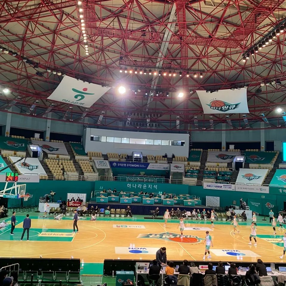 BQUAD_sports's tweet photo. BQUAD에서는 최근 부천에 농구를 보고왔습니다.
농구 직관은 공식적으로는 처음이었는데 다른 공놀이와 비교할 수 없는 새로운 재미었네요^.^
#bquad #농구 #김단비 #농구직관 #농구선수김단비 #프로농구 #김정은 #농구관람 #농구선수김정은 #농구천재 https://t.co/kLesbqGS2S