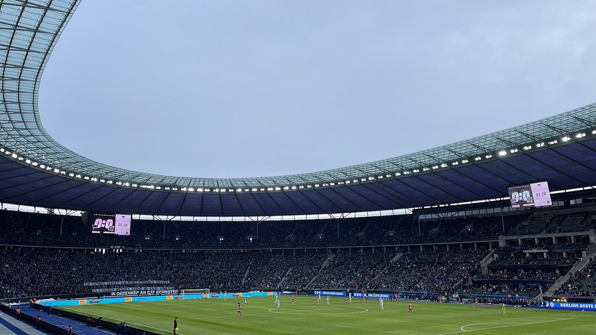 WilliamHLaing's tweet photo. Die Stille ist gespenstisch. Und erneut merkt man, was für einen Impact Kay #Bernstein in seiner kurzen Zeit als Präsident bei der #Hertha hatte. Er wird unvergessen bleiben. Und das, soviel steht fest, weit über die Vereinsgrenzen hinaus. #ripkay #HaHoHe https://t.co/RoflduqZpi