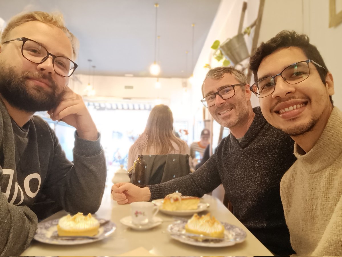 First #langtwt date of the year. 

Cake and languages in Barcelona with @AlgodeEspanol and <a href="/kubacki__/">(partially inactive, only looking) Kuba 🐦🏳️‍🌈</a>.