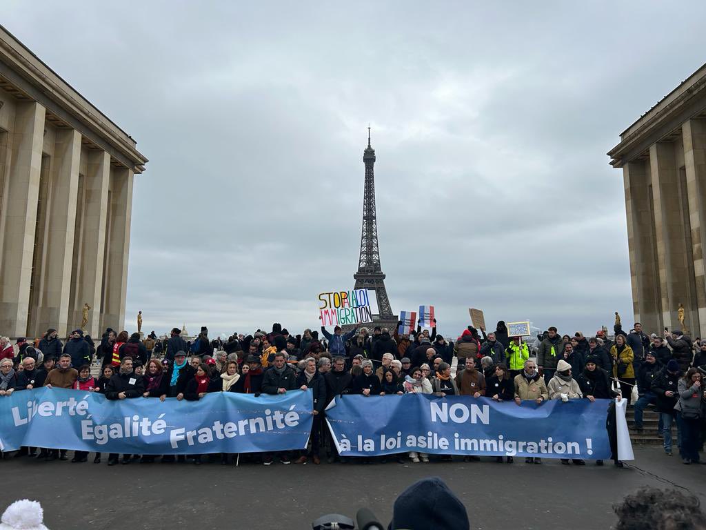 "Nous sommes mobilisés aujourd’hui pour dire notre opposition à la loi immigration et demander qu’elle ne soit pas promulguée" <a href="/MaryliseLeon/">Marylise Léon</a> au départ de la marche citoyenne du #21janvier contre la #LoiImmigration
