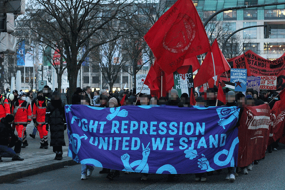rondenbarg_soli's tweet photo. Am 20.1. waren über 1.500 Menschen in Hamburg auf der Straße in Solidarität mit den Angeklagten im #Rondenbarg-Prozess und allen anderen Linken, die von #Repression in Form von Gerichtsverfahren oder Knast betroffen sind. Getroffen hat es einzelne, gemeint sind wir alle! #hh2001 https://t.co/DET5vyCrqm
