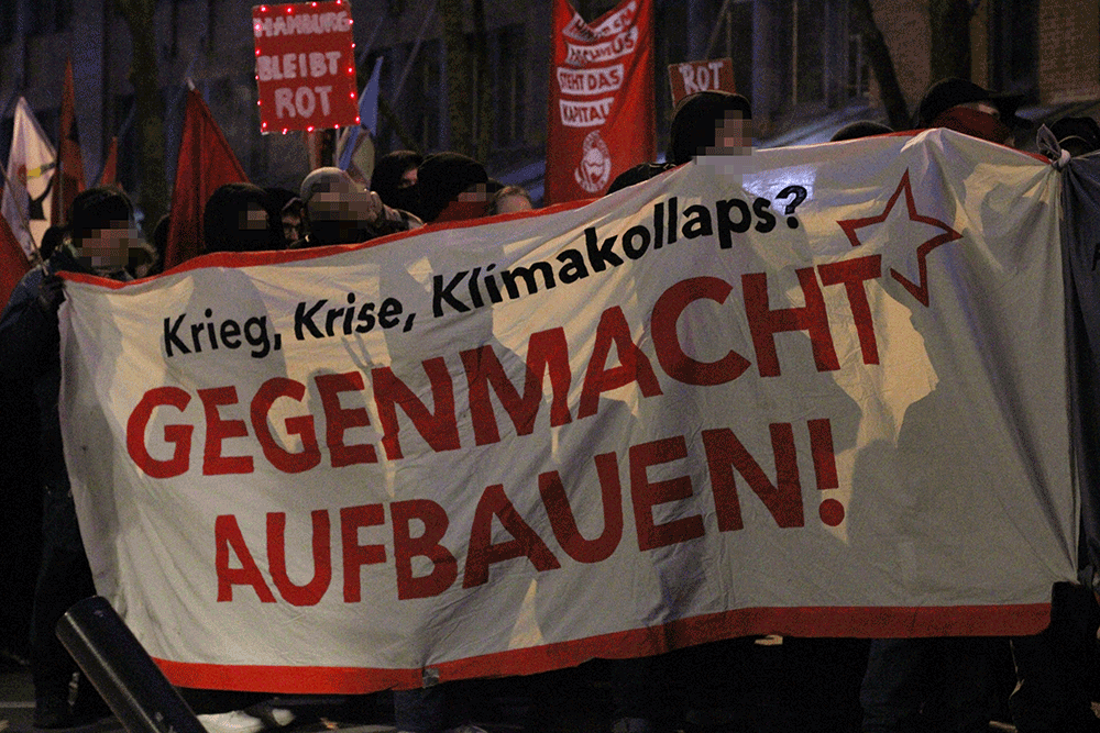 rondenbarg_soli's tweet photo. Am 20.1. waren über 1.500 Menschen in Hamburg auf der Straße in Solidarität mit den Angeklagten im #Rondenbarg-Prozess und allen anderen Linken, die von #Repression in Form von Gerichtsverfahren oder Knast betroffen sind. Getroffen hat es einzelne, gemeint sind wir alle! #hh2001 https://t.co/DET5vyCrqm