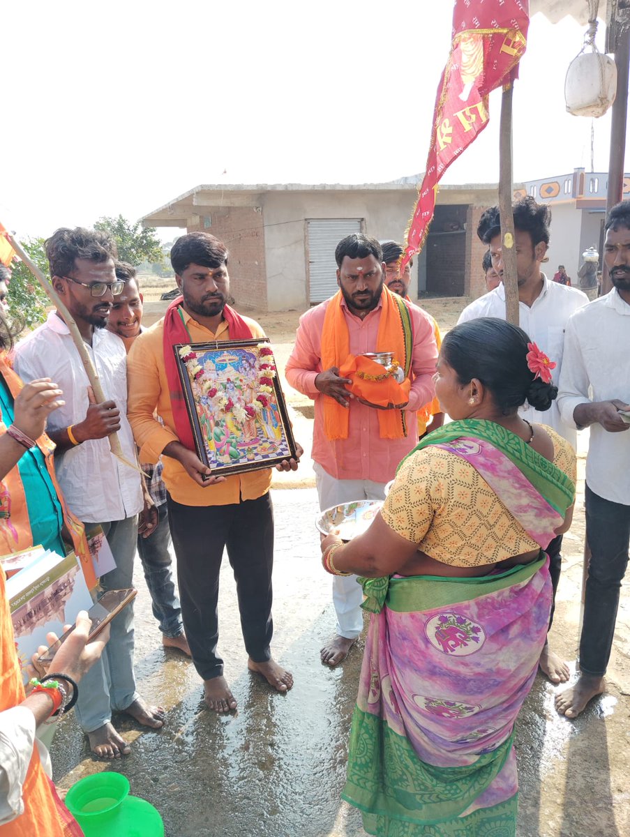 RAjipalli's tweet photo. అయోధ్య అక్షంతలు ఇంటింటికి పంచడం జరిగింది . జైశ్రీరామ్ 🙏 https://t.co/MlpPE4S1Qm