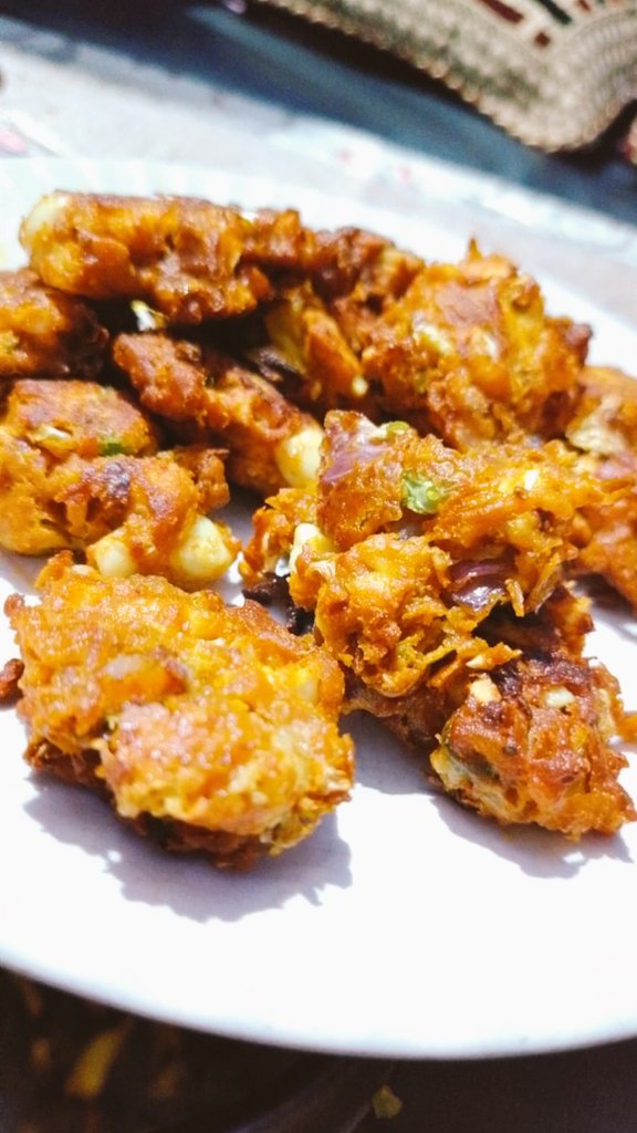 floating_heart8's tweet image. Basic need of winter 🤌✨

#pakode