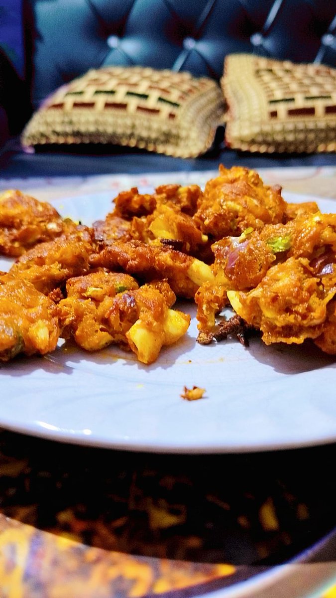 floating_heart8's tweet image. Basic need of winter 🤌✨

#pakode