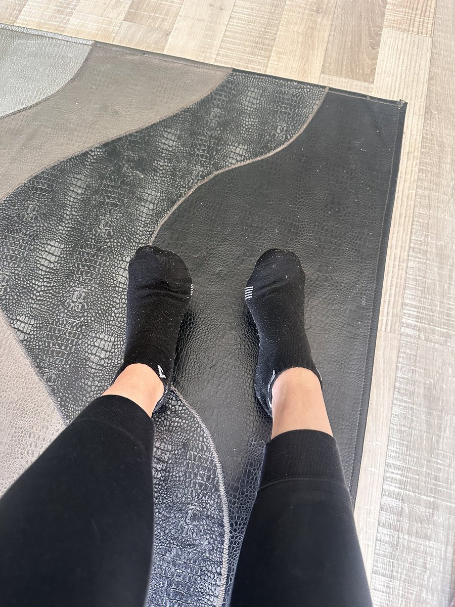 MISTRESSSUSANA2's tweet photo. Acabo de venir de hacer runing #sudada
Algún perro oledor #Lamepies quiere estos preciosos calcetines ? #Sudados y con buen aroma 👌🏼 https://t.co/zHitlRBG7w