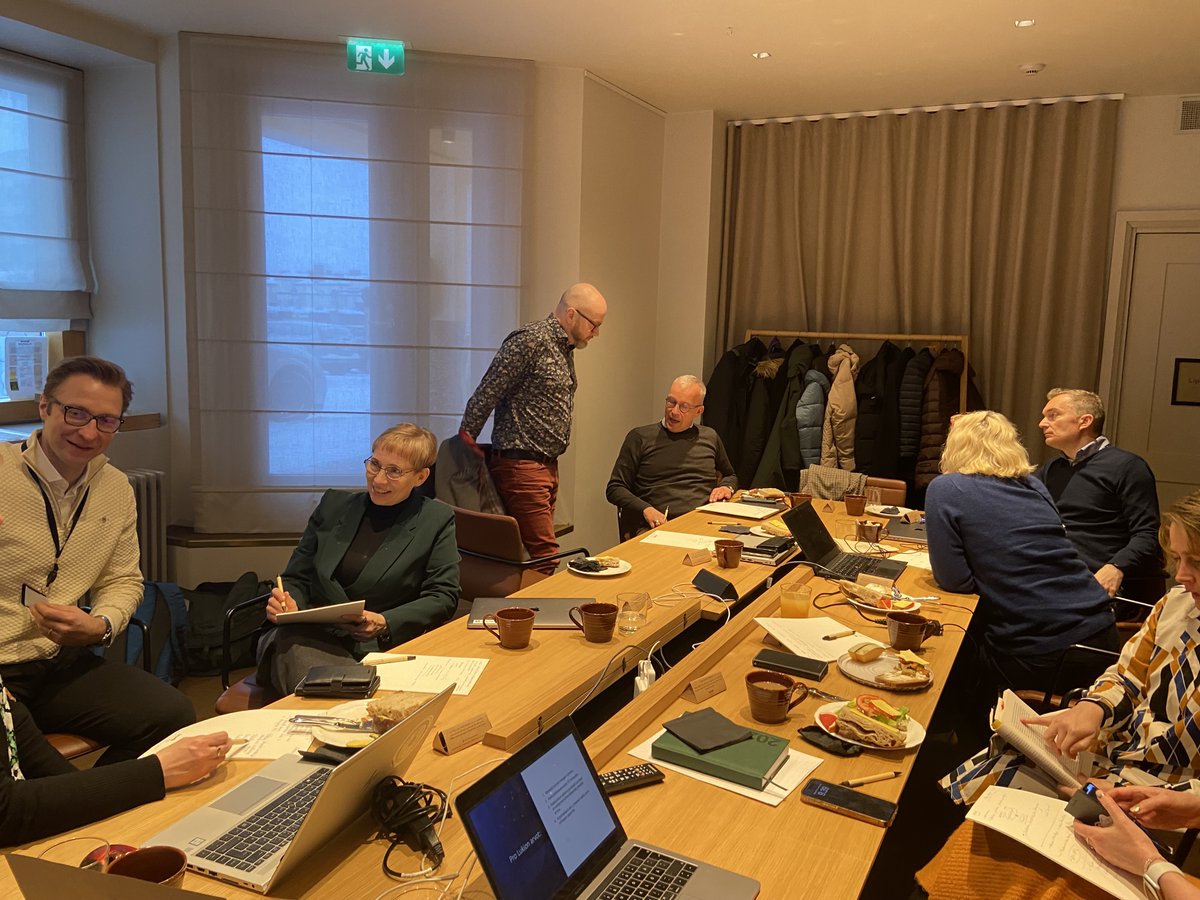 Pro Lukion hallitus kokoontui Porvooseen Strategiaseminaariin, kuvassa työn touhussa. Hallitus työsti tulevaa, konkretia, jäsenet ja yhteinen vaikuttamistyö mielessä. Antoisiin päiviin kuului myös lukiotoiminnasta vastaavien tapaamista. Kiitos Porvoo! #lukio #strategia #koulutus