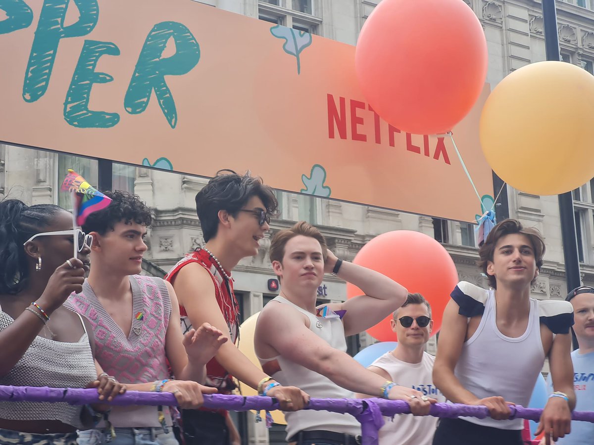 Hi @netflix @NetflixUK - Remember when you did the AMAZING float for Heart Stopper at @PrideInLondon 
Wouldn't it be AMAZING if we could get a Gay Pirate one too!
#SaveOFMD #AdoptOurCrew