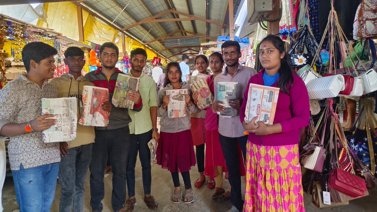 ABVPMysuru's tweet photo. On this day, ABVP Mysuru unit successfully organized the 'Plastic-Free Mysuru Campaign' drive at Chamundi Hill. During this initiative, all the dedicated karyakartas distributed eco-friendly paper bags, meticulously crafted by them, to local vendors. https://t.co/55lNcLALVR