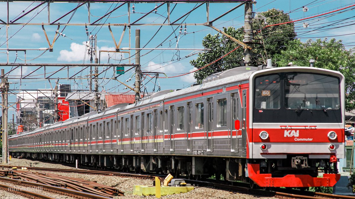 JR205-60は今でも縞模様の塗装をしているのですが、これがこの電車の特徴の一つで、私もびっくりしました🤣

.
Located Depok Station