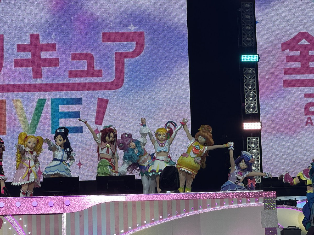 Naka_precure's tweet photo. 全プリキュアライブ　二日目昼

昼はお子様も多くいらっしゃる中
プリキュアシンガーさんによる、OP&amp;EDメドレーのオンパレードとプリキュアショーがあった訳です、ゲスト出演の敵役さんはピーサードやカレハーン等昔の見ていた方にも見やすい仕様で嬉しい限り。
夜に出てくる声優に期待してしまった。 https://t.co/k97pT2Qs2A