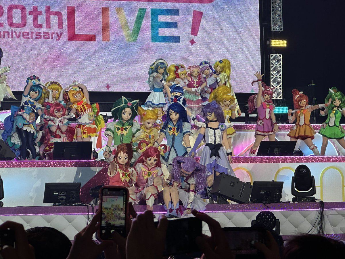 Naka_precure's tweet photo. 全プリキュアライブ　二日目昼

昼はお子様も多くいらっしゃる中
プリキュアシンガーさんによる、OP&amp;EDメドレーのオンパレードとプリキュアショーがあった訳です、ゲスト出演の敵役さんはピーサードやカレハーン等昔の見ていた方にも見やすい仕様で嬉しい限り。
夜に出てくる声優に期待してしまった。 https://t.co/k97pT2Qs2A