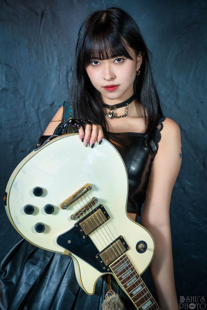 RippingShu's tweet photo. 【香月さやさん with Les Paul Custom①】

2024年の最初の個撮は3年連続のさやさんでございました。ありがたきことでございます😌

磨きかかりまくりの美しさに、今年も年初から圧倒されました😮

まずはYoung GuitarかBurrn!の表紙っぽい2枚を…

@saya_partner 
@photopartnerjp https://t.co/ASguCIlxsK