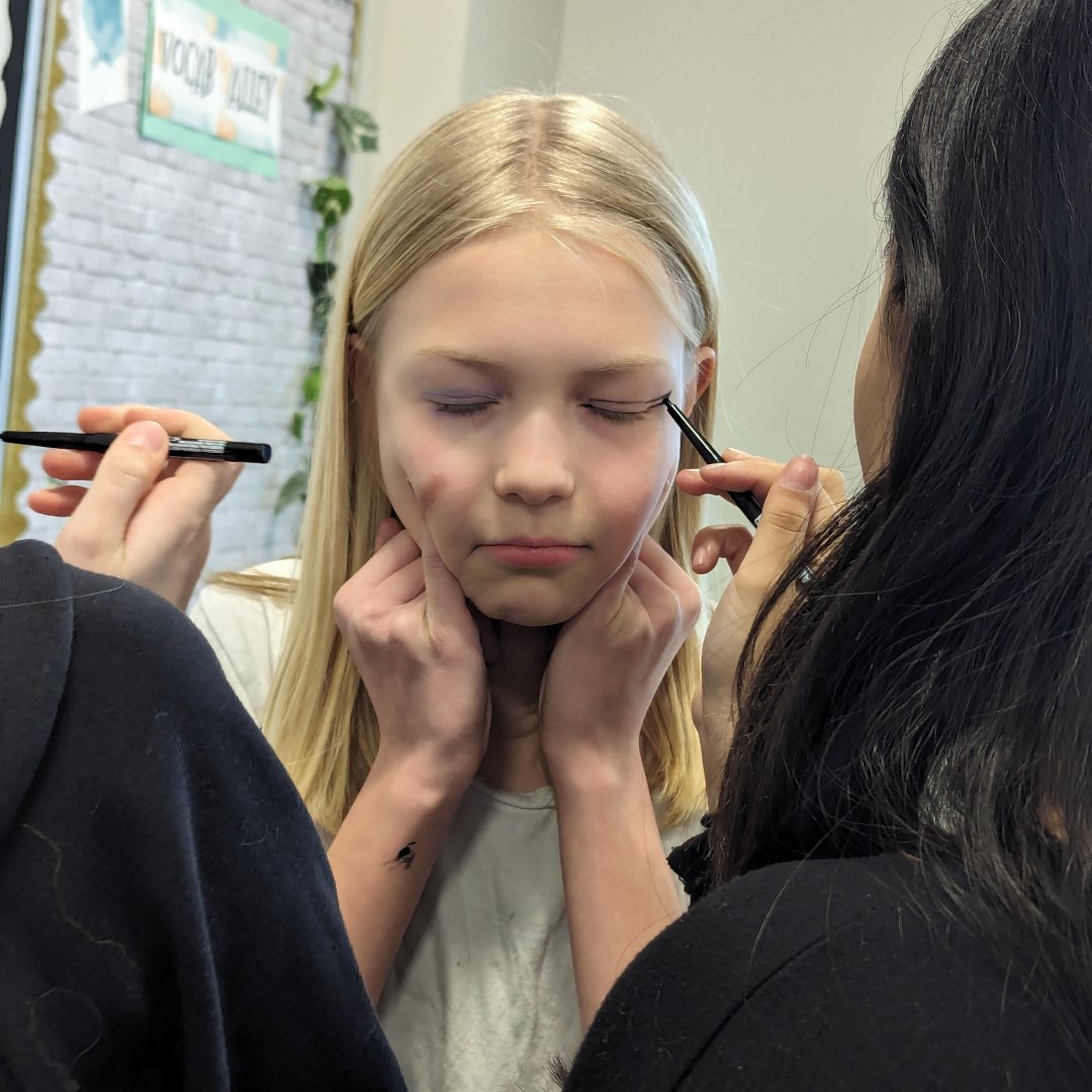 Sheb_Falls_MS's tweet photo. Make up and Fashion Club was having fun exploring new eye looks. #SFMS https://t.co/gBHtVx3cO7