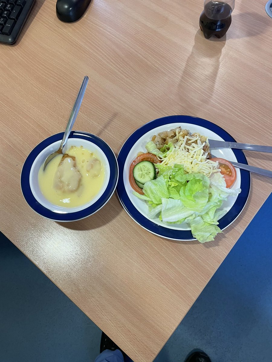 A classic on call lunch on ward 4. All major food groups covered and actually quite tasty 😂 Fully nourished and ready continue the morning ward round that was interrupted with a laparotomy.