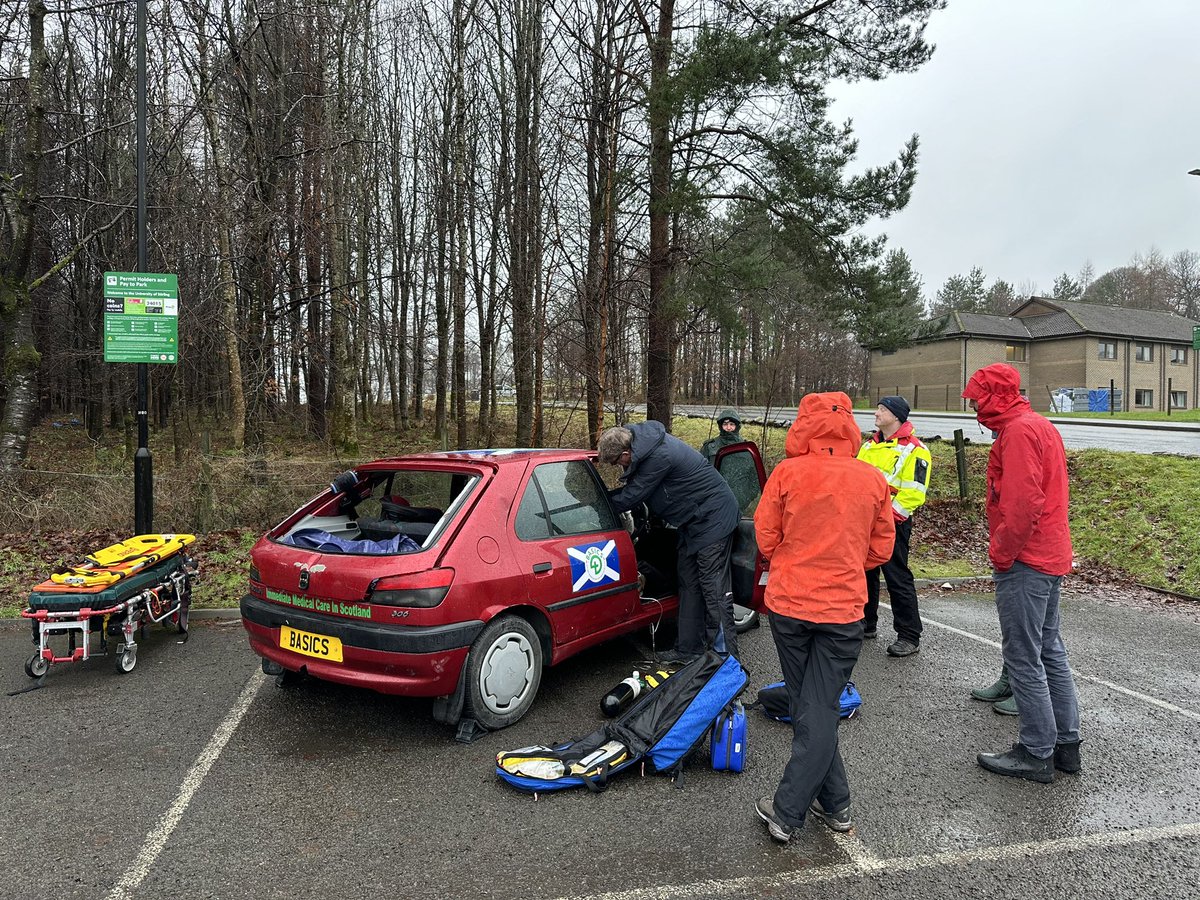 DaveLBywater's tweet photo. Pre-Hospital emergency care is required during all weathers! The @BASICSScotland Blue Team practicing their trauma patient assessment, following a “Road Traffic Collision” in the fine Scottish rain, supported by @davidcooper1975 &amp; @Scotambservice Paramedic Jon.🚑 https://t.co/kcu3CbhS0Z
