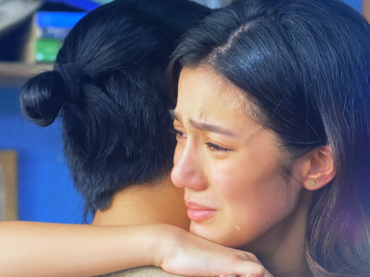 SHOPAUSH0MAY's tweet photo. this kind of hug >>>> 

BINGLING IN DANGER

#CBMLOnNetflixEp73
#CBMLOnIwantEp72
#DonBelle https://t.co/ufFBsf5pM8