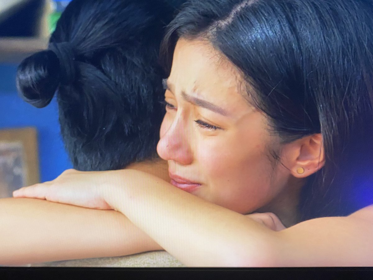 SHOPAUSH0MAY's tweet photo. this kind of hug >>>> 

BINGLING IN DANGER

#CBMLOnNetflixEp73
#CBMLOnIwantEp72
#DonBelle https://t.co/ufFBsf5pM8