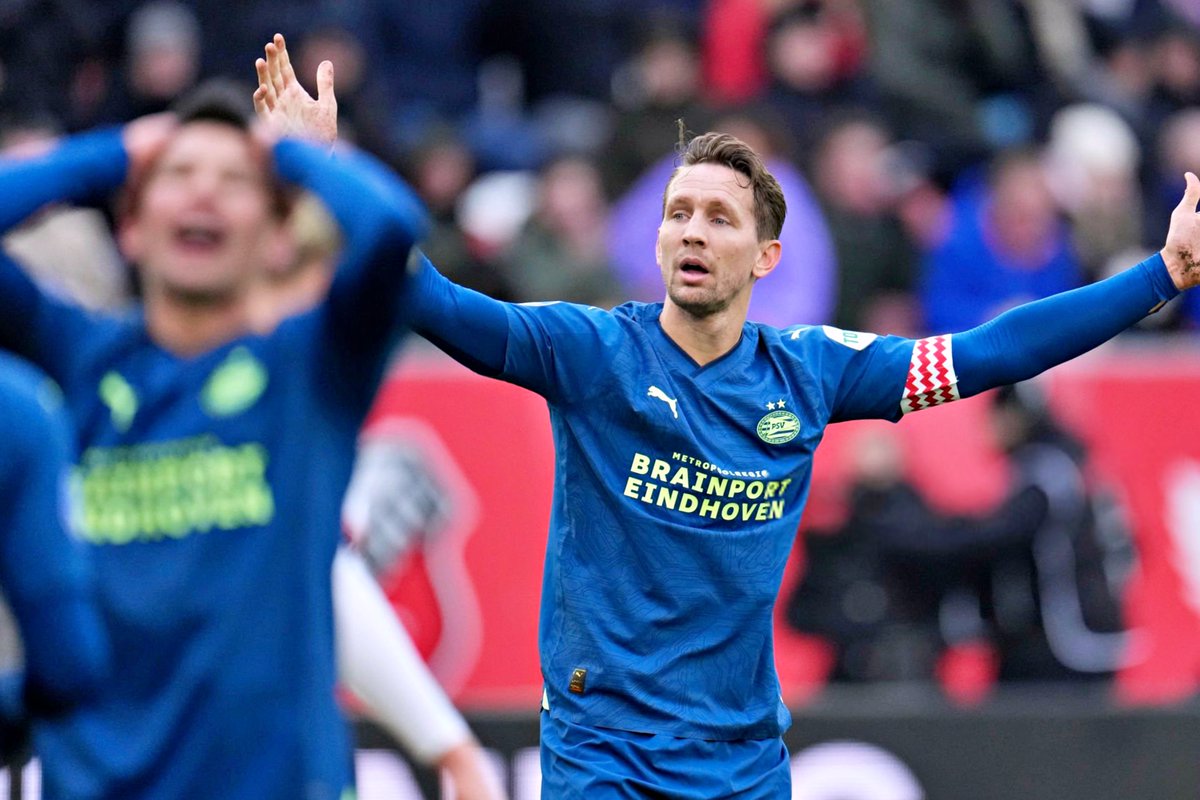 B24PT's tweet photo. A série vitoriosa chegou ao fim... PSV não venceu para o campeonato pela primeira vez esta época ao empatar em casa do 15.º classificado Utrecht.

Foram 17 vitórias em 17 jogos 😲 https://t.co/YlH2X6P9gL