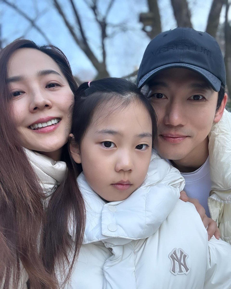 star__luvses's tweet photo. 하얀 설산 배경의 유진 셀카가 좋다~^^* https://t.co/zMtCxHcBh3
