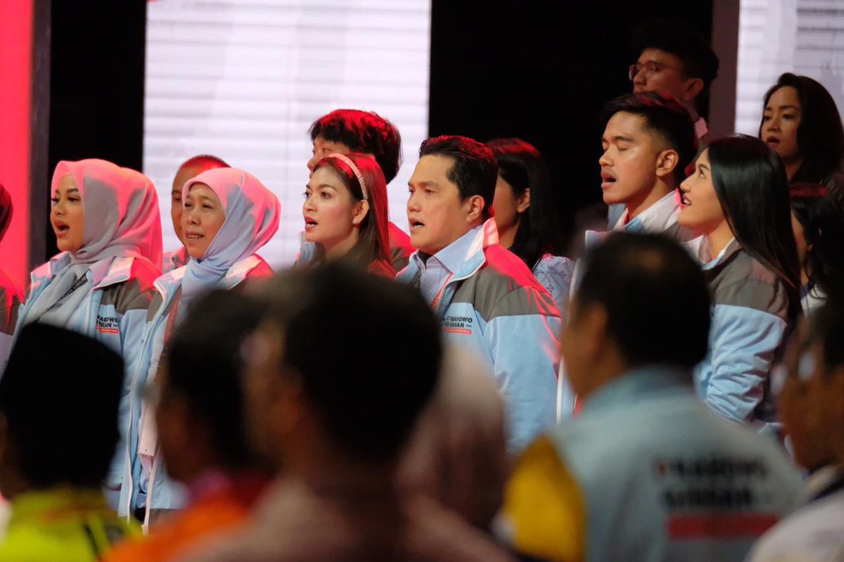 narkosun's tweet photo. Boleh ya Menteri BUMN ikut dalam debat di barisan salah satu paslon? Padahal direksi, komisaris BUMN saja dilarang kampanye dan berpihak. 

Pose jari saja ga boleh. Lha ini bosnya malah terang²an berpihak.

#DebatCawapres https://t.co/foRnIIskxM