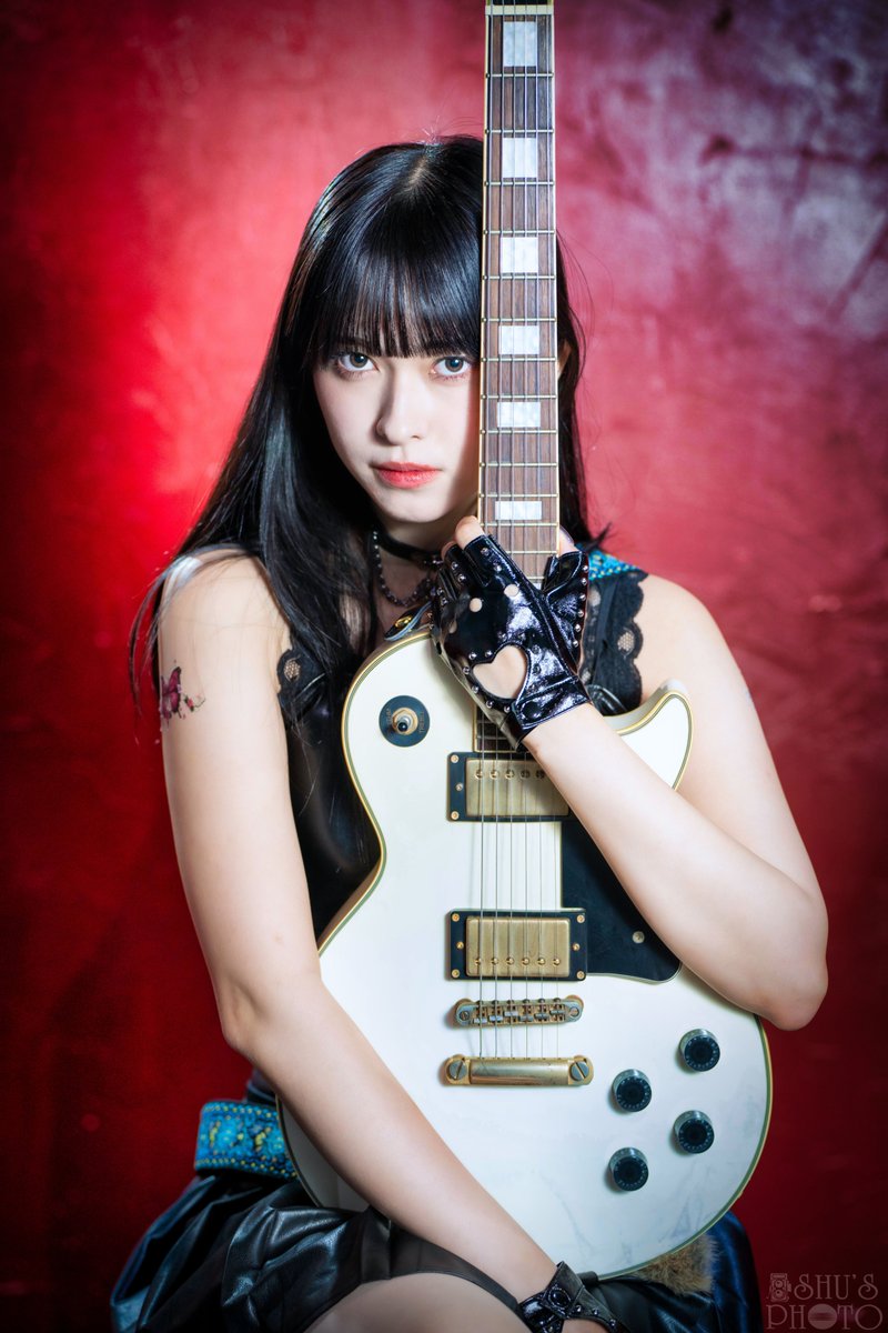 RippingShu's tweet photo. 【香月さやさん with Les Paul Custom①】

2024年の最初の個撮は3年連続のさやさんでございました。ありがたきことでございます😌

磨きかかりまくりの美しさに、今年も年初から圧倒されました😮

まずはYoung GuitarかBurrn!の表紙っぽい2枚を…

@saya_partner 
@photopartnerjp https://t.co/ASguCIlxsK