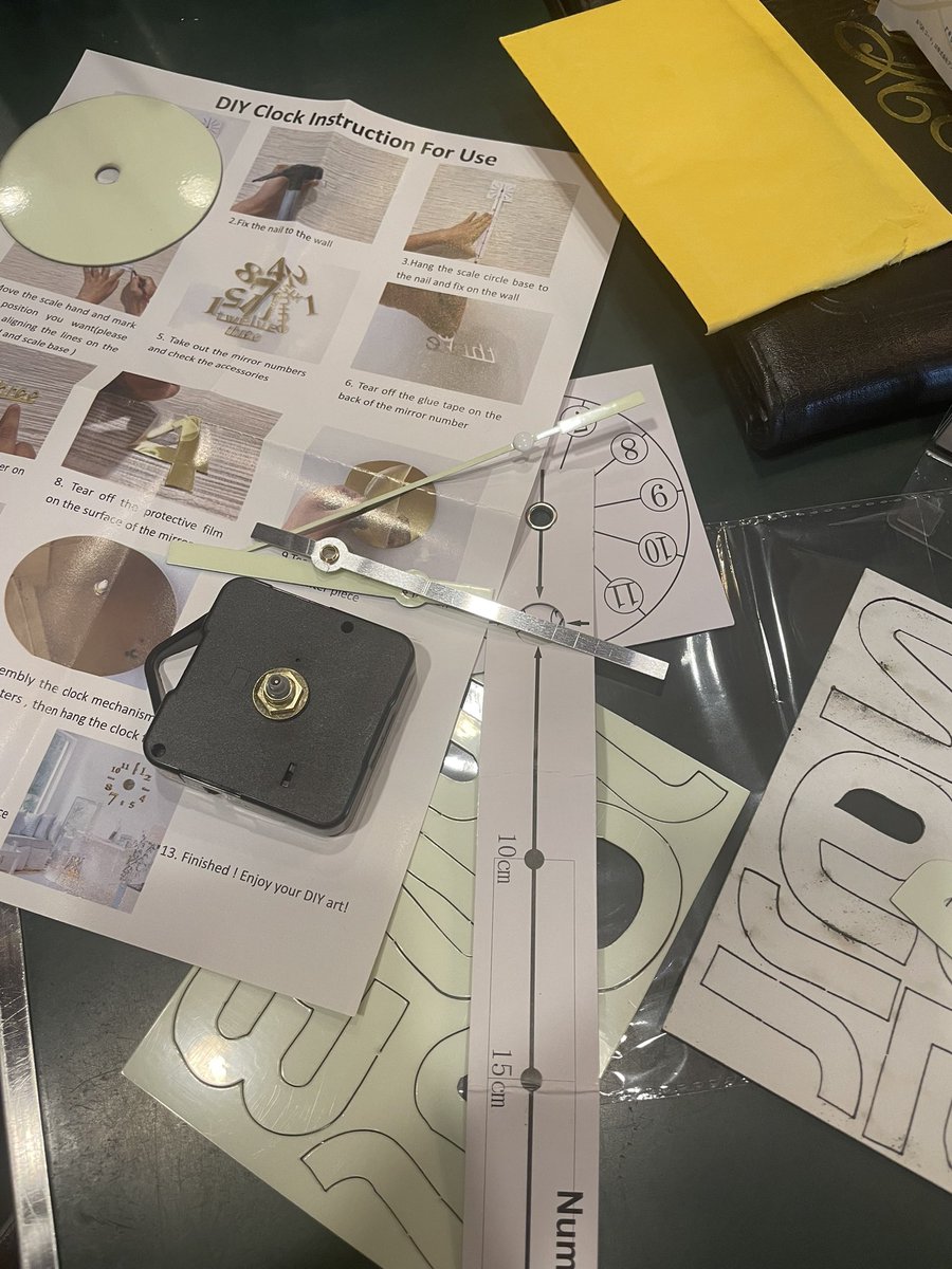 GinxVelvet's tweet photo. 寝室用に蓄光時計を通販したらまさかのテメェで作れセットが届いたので隣の海苔屋さんでダンボールを貰ってきて原田ちあき氏とコラボした絵を貼って所要時間1時間弱で完成 災い転じて福となす https://t.co/zpNTxDV4NG