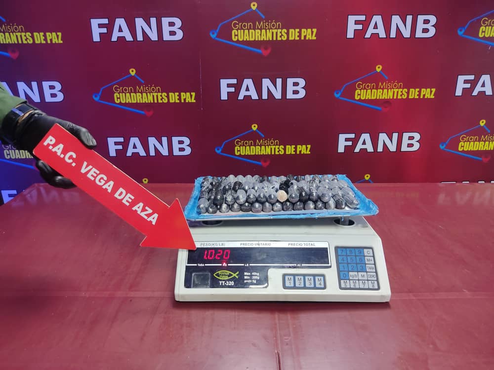 GNB_tachira's tweet photo. Efectivos de la #FANB, destacados en el PAC de Vega de Aza, Táchira, lograron la captura de un individuo proveniente de Colombia. Le fueron incautados 91 dediles de cocaína, sumando un total de 1,020 kg. Caso a/o del M.P. #VenezuelaHumanista
.@dhernandezlarez
.@ElioEstrada18 https://t.co/IzPDQW5TiC