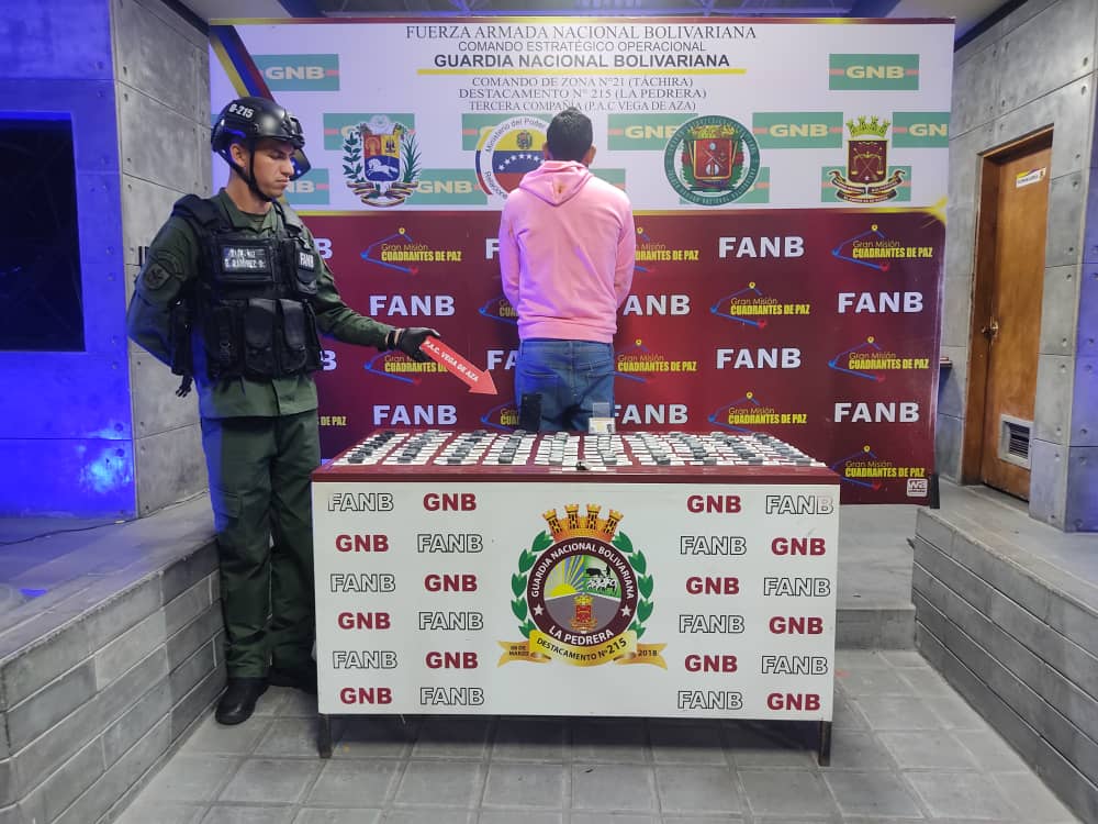 GNB_tachira's tweet photo. Efectivos de la #FANB, destacados en el PAC de Vega de Aza, Táchira, lograron la captura de un individuo proveniente de Colombia. Le fueron incautados 91 dediles de cocaína, sumando un total de 1,020 kg. Caso a/o del M.P. #VenezuelaHumanista
.@dhernandezlarez
.@ElioEstrada18 https://t.co/IzPDQW5TiC