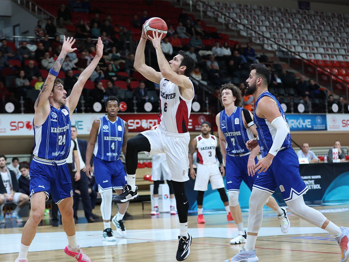 Gaziantep Basketbol'da Yiğit Onan 22 sayı ile Galibiyette Büyük Pay Sahibi Olurken Kocaeli Bşb Ja Cori Payne 22 sayılık Performansı Galibiyet'e Yetmedi.
#scortif
#basketbol
#türkiyebasketbolligi
#kocaelibşbkağıtspor
#gaziantepbasketbol