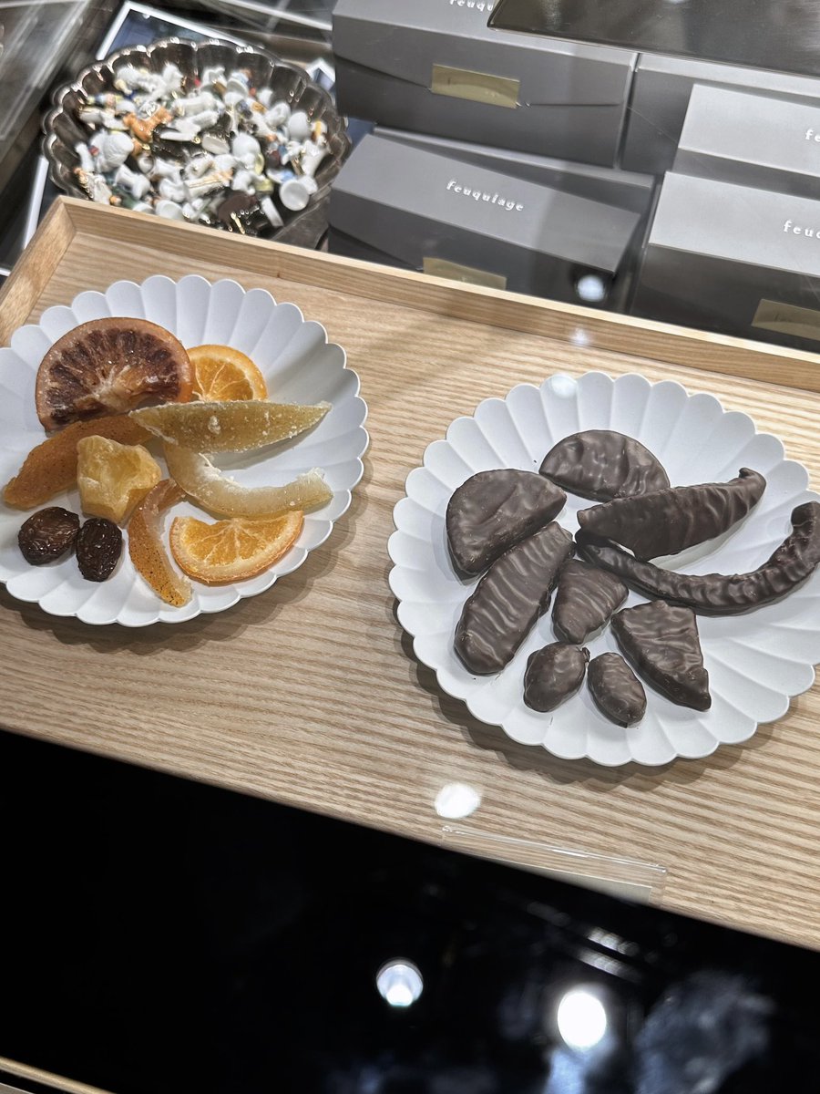 Sui_bouya's tweet image. feuquiage（フキアージュ）
フリュイ コンフィ ショコラ

7種のフルーツの砂糖漬けを、ビターチョコレートでコーティング。フルーツは食感がしっかり残っており、お砂糖のシャリシャリ感が楽しめます。
ブラッドオレンジは香りが良く、果汁のようにとろっとした蜜を味わえました。
