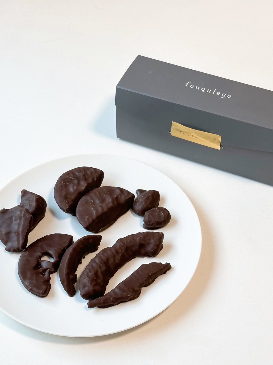 Sui_bouya's tweet image. feuquiage（フキアージュ）
フリュイ コンフィ ショコラ

7種のフルーツの砂糖漬けを、ビターチョコレートでコーティング。フルーツは食感がしっかり残っており、お砂糖のシャリシャリ感が楽しめます。
ブラッドオレンジは香りが良く、果汁のようにとろっとした蜜を味わえました。