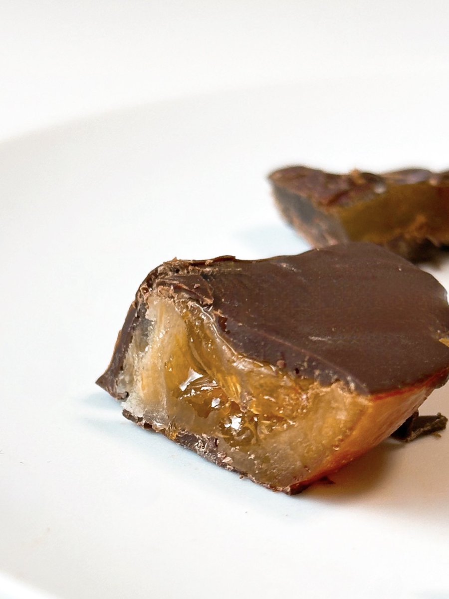 Sui_bouya's tweet image. feuquiage（フキアージュ）
フリュイ コンフィ ショコラ

7種のフルーツの砂糖漬けを、ビターチョコレートでコーティング。フルーツは食感がしっかり残っており、お砂糖のシャリシャリ感が楽しめます。
ブラッドオレンジは香りが良く、果汁のようにとろっとした蜜を味わえました。