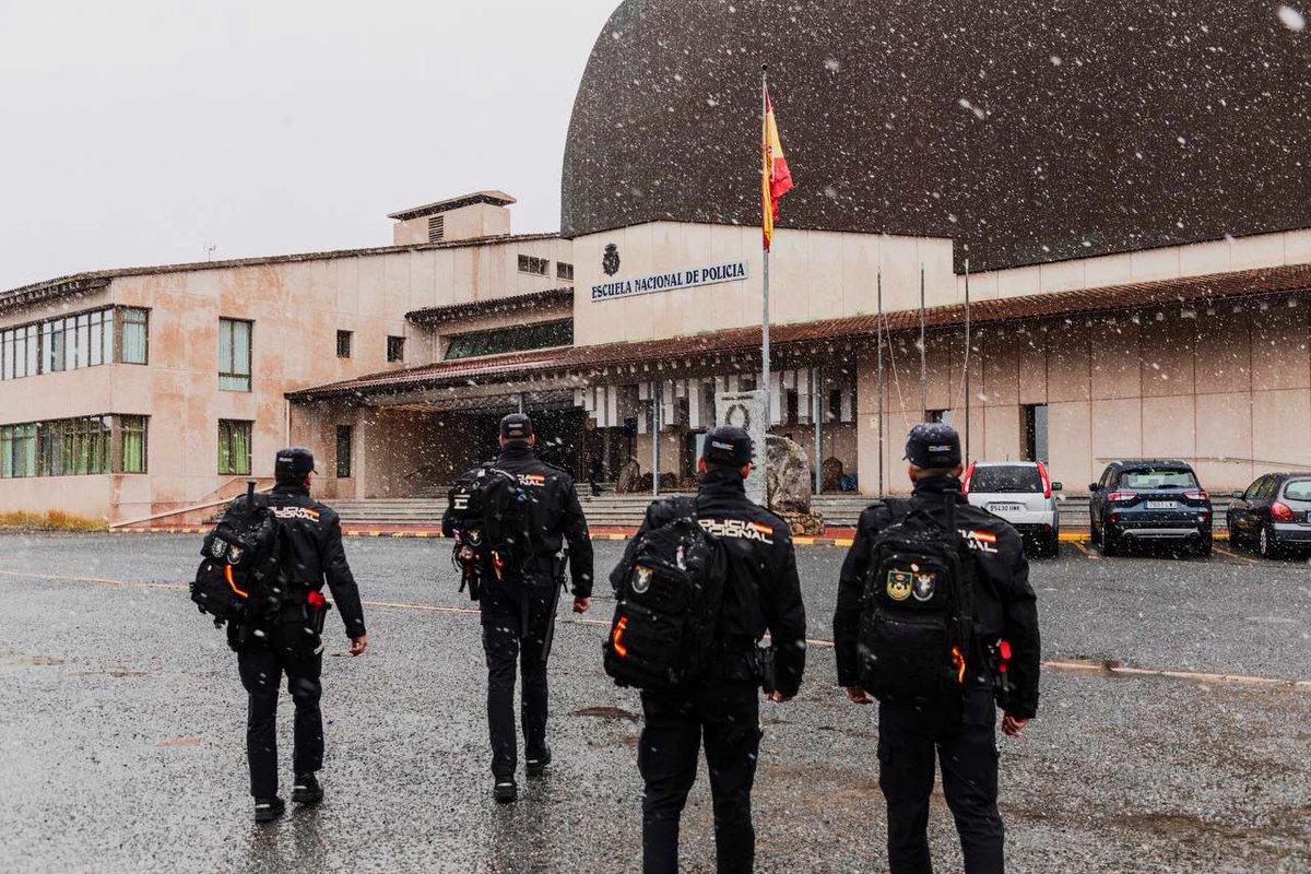PoliciaEscuela's tweet photo. En invierno 🌨️ o en verano ☀️, con frío 🥶 o con calor 🥵, en la @policia trabajamos 24 hora al día los 365 días del año 📆 💙👮🏻‍♂️👏

Esta semana, la climatología en #Avila, nos ha dejado en la @PoliciaEscuela imágenes tan bonitas como estas… 

#buenasemana 😍😉 https://t.co/AQNuyepUbY
