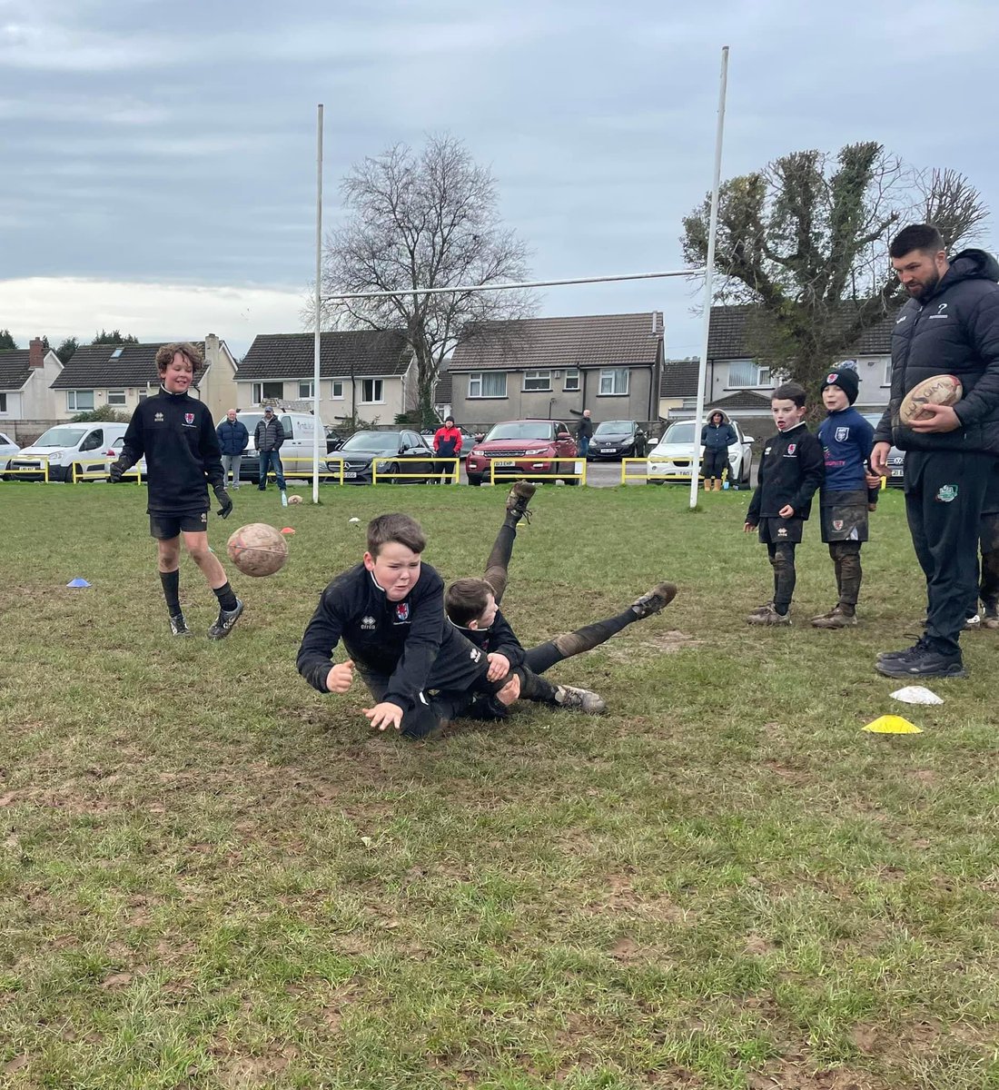 Great tackle work from our Juniors today! 💪🏼🏉 A huge thank you to our new WRU Hub Officer Dan for popping along today as well… we really look forward to working with you further! #wru #miniandjuniorrugby #onecommunity #rugbyfamily @WRU_Community @GlamWandsRFC