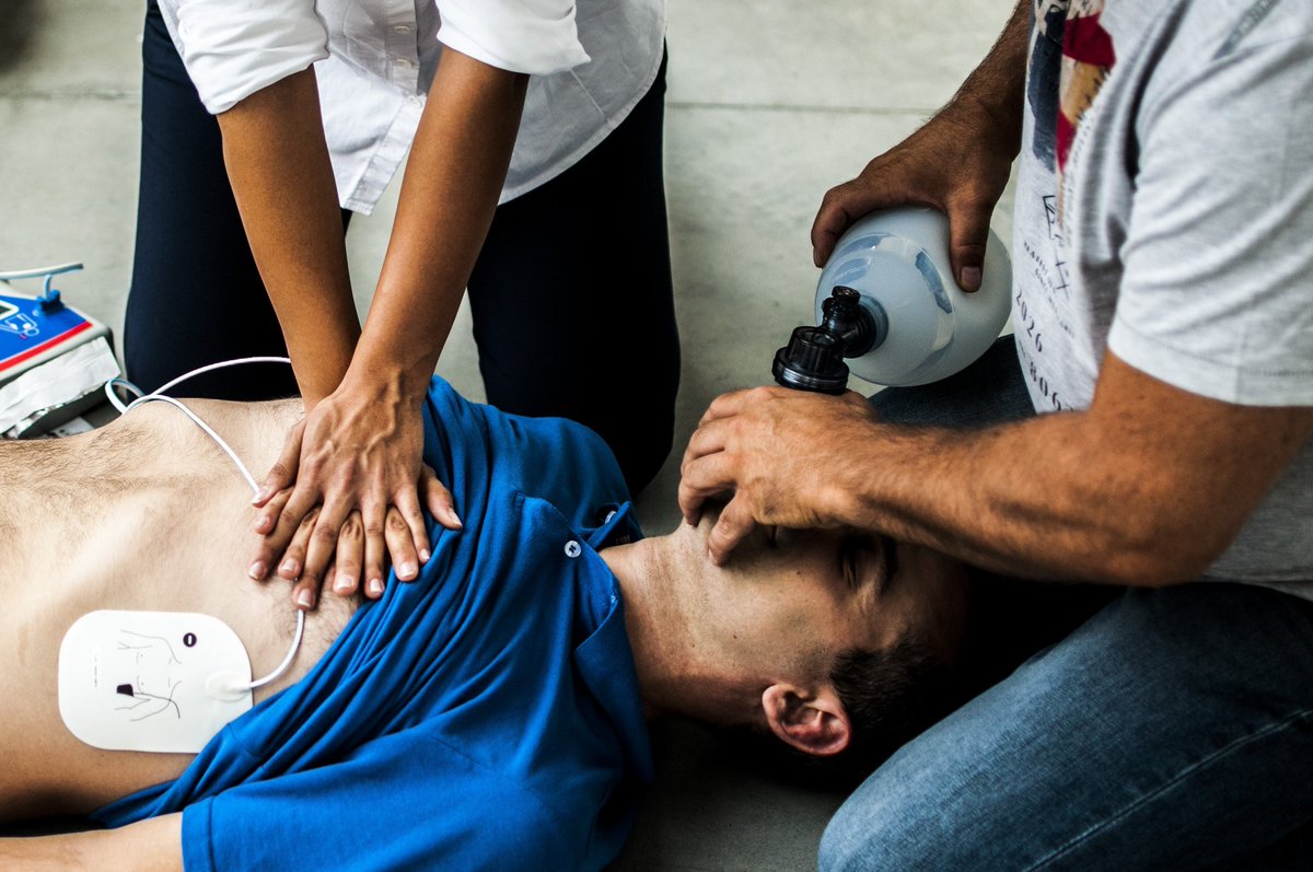 Traed el carro de paradas.
- Voy cargando adrenalina y amiodarona?
- No, necesito saber quién tomó la primera tensión arterial. Rápido que se nos va...