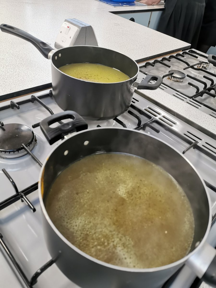 OAHa_DesignTech's tweet photo. Y10 caterers are learning to be economical! Butchering a fresh chicken into portions &amp; making stock to use in 3 recipes in the coming weeks - Stay tuned for their Chicken Chasseur &amp; hassleback on Wed! 

🐔👩‍🍳💜

#teamhaydock #outwoodfamily #itswhoiam #hospitalityandcatering https://t.co/eU0Zi6qIFE